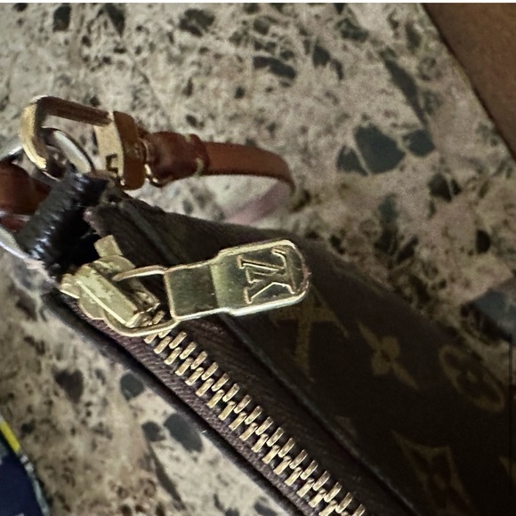 Authentic LV pochette - Picture 6 of 12